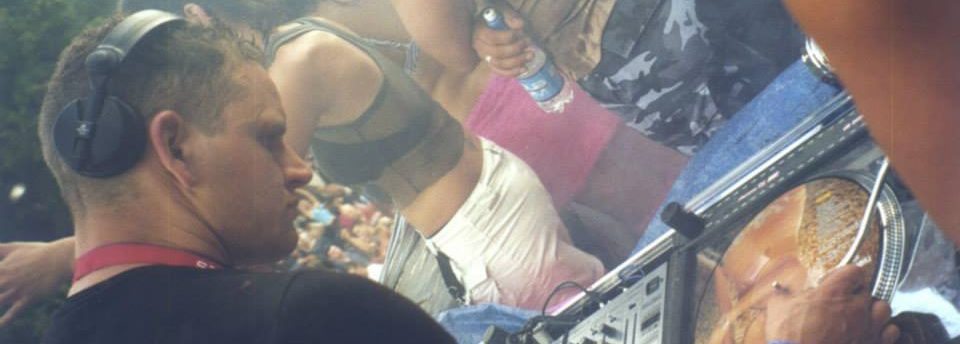 DJ Quincy beim Auflegen mit Platten